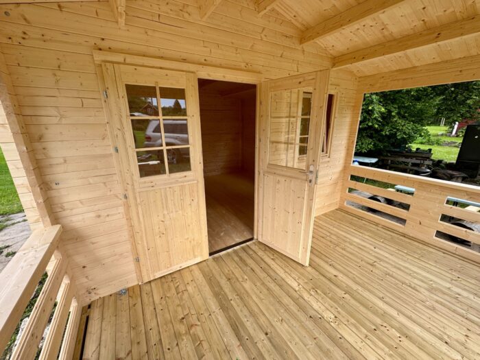 Front view of Big Sky Cabin with covered porch